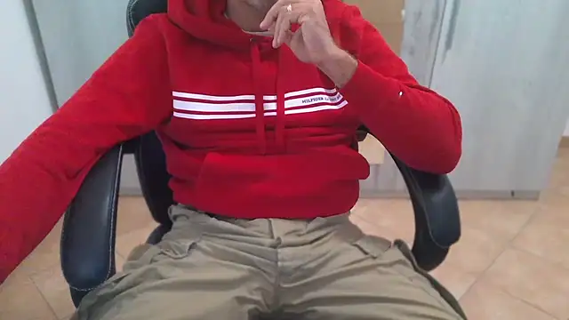 Snapshot of cocco1980xxxx chatting on December 2025 10:57:02 AM cocco1980xxxx online show from December 2025 10:57:02 AM