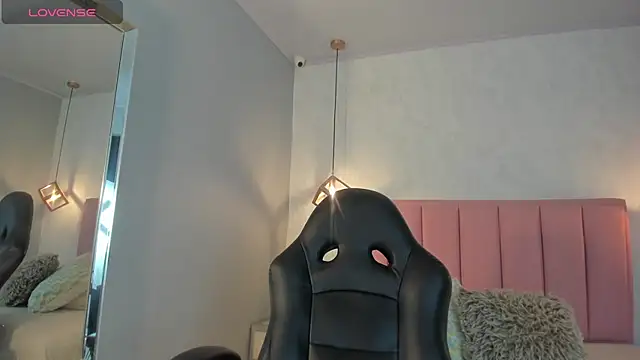 SUNNYCYRUS online show from November 2025 12:26:01 PM