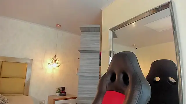 SUNNYCYRUS online show from April 2026 01:04:01 PM