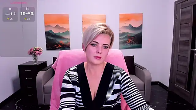 Julia Wilsone online show from November 2025 01:21:02 PM