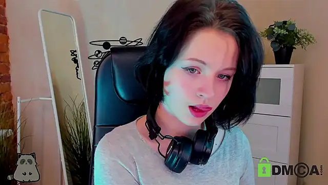 Alina Mills online show from March 2025 02:32:02 PM