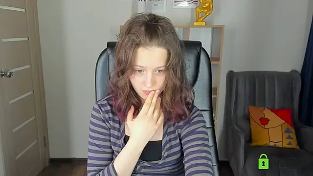 Snapshot of Alina_Mills chatting on May 2026 06:43:02 AM Alina Mills online show from May 2026 06:43:02 AM
