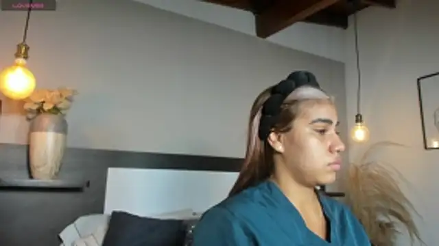 SaraaJhonsonn online show from April 2026 02:33:01 PM