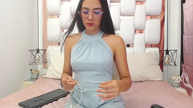 EmmyCruzZ online show from September 2025 07:03:02 PM