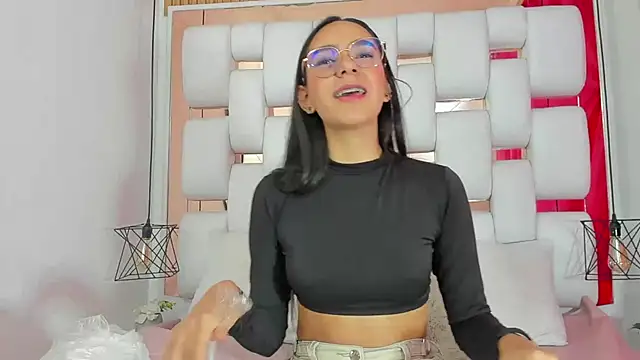 EmmyCruzZ online show from September 2025 07:03:02 PM