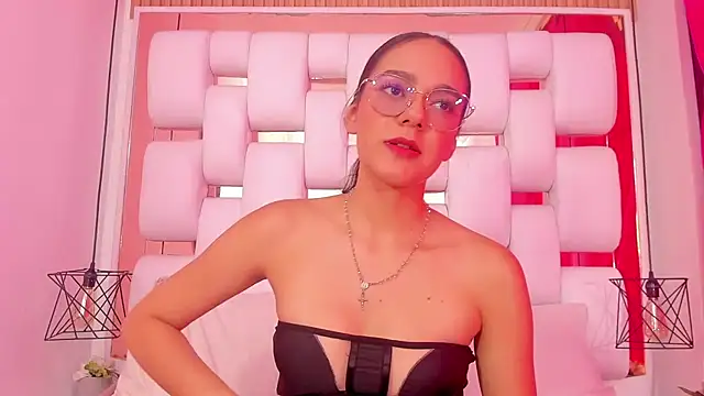 EmmyCruzZ online show from December 2025 07:00:01 PM