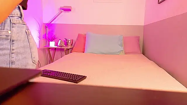 littleebluee online show from February 2026 12:30:02 PM