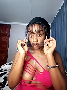 Snapshot of Queen-Chocolate chatting on October 2025 03:37:01 AM Queen-Chocolate online show from October 2025 03:37:01 AM