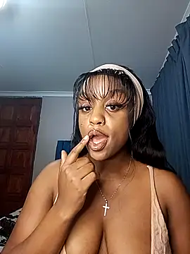 Snapshot of Queen-Chocolate chatting on October 2025 02:28:01 AM Queen-Chocolate online show from October 2025 02:28:01 AM