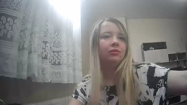 Snapshot of ViolaCandy chatting on October 2025 05:00:02 AM ViolaCandy online show from October 2025 05:00:02 AM