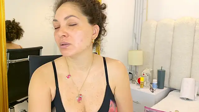 Juliabadlee online show from November 2025 08:41:02 PM