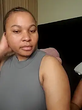 Snapshot of R-thequeen chatting on June 2026 01:43:02 AM R-thequeen online show from June 2026 01:43:02 AM