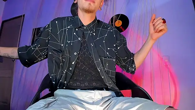 Snapshot of MrShaggy chatting on January 2025 09:37:01 PM MrShaggy online show from January 2025 09:37:01 PM