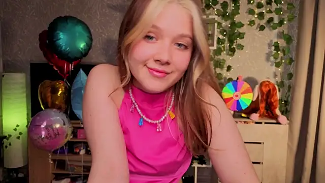 Snapshot of luna_cross chatting on June 2026 05:00:01 PM luna cross online show from June 2026 05:00:01 PM