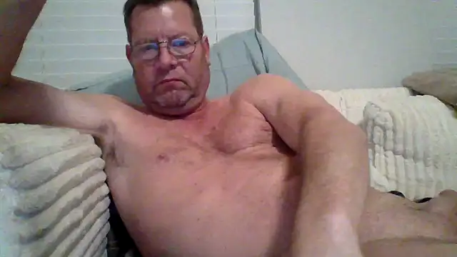 Goldenbear3111 online show from April 2026 03:35:02 AM