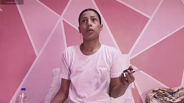 sara linares online show from December 2025 05:48:01 AM