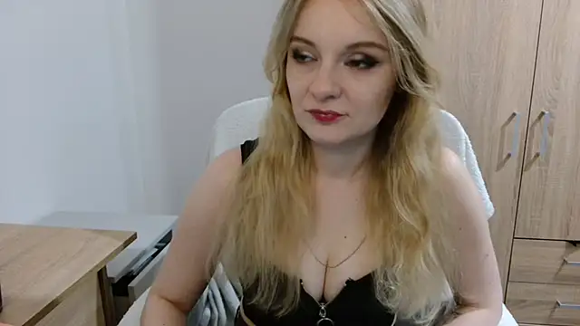 Snapshot of AlmaHoney chatting on June 2026 08:22:02 PM AlmaHoney online show from June 2026 08:22:02 PM