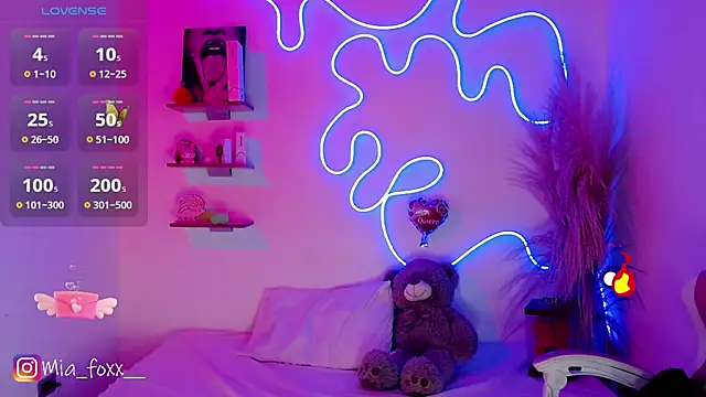 Mia foxx  online show from March 2025 09:02:02 PM