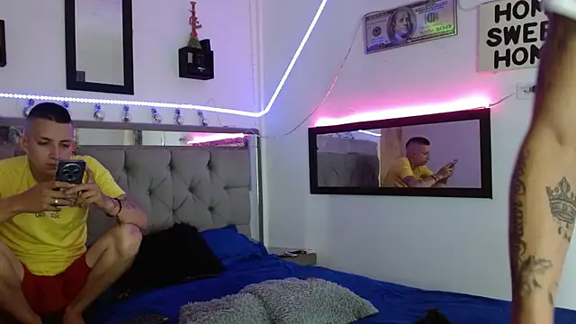 parejacaliente20154 online show from February 2025 12:08:01 PM