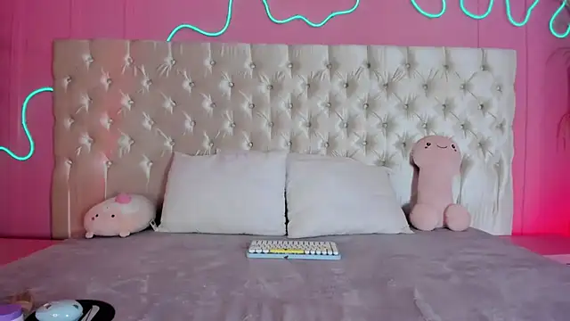 Julieta Cortes   online show from February 2026 12:10:02 PM