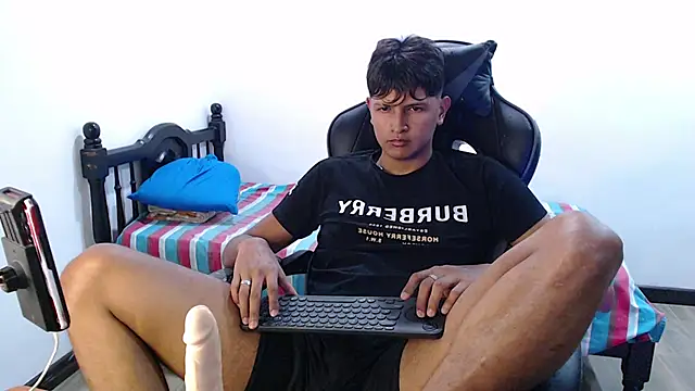 Snapshot of alex_245711 chatting on November 2025 07:35:01 PM alex 245711 online show from November 2025 07:35:01 PM