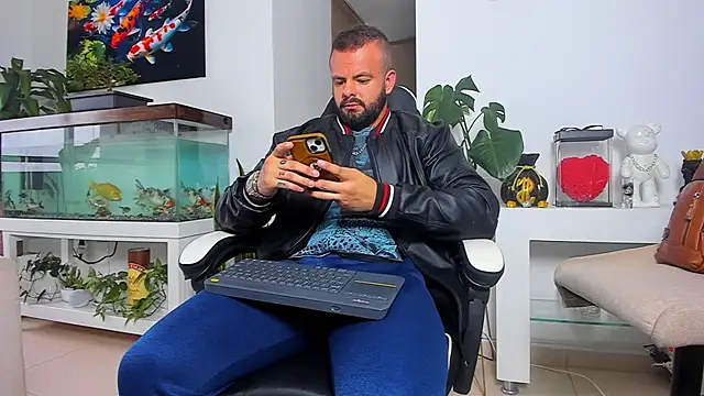 Snapshot of Johnnygrayson1 chatting on October 2025 09:57:01 PM Johnnygrayson1 online show from October 2025 09:57:01 PM