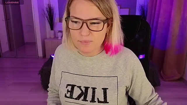 Snapshot of EVAshinyGIRL chatting on January 2025 07:55:02 AM EVAshinyGIRL online show from January 2025 07:55:02 AM