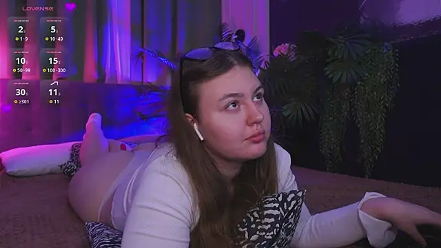 Snapshot of Mia__Peach chatting on December 2024 01:18:01 AM Mia Peach online show from December 2024 01:18:01 AM