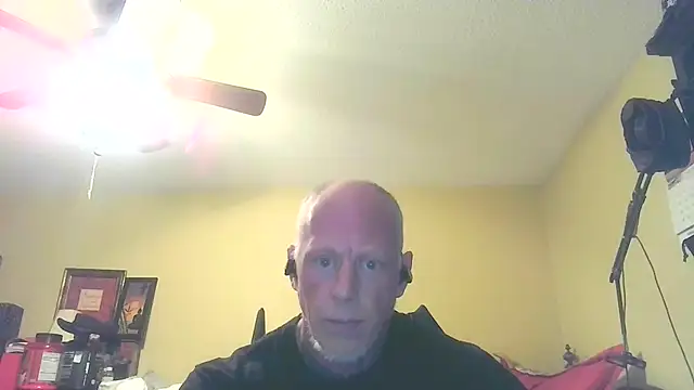 Snapshot of hunterbiggun007 chatting on December 2025 06:34:02 PM hunterbiggun007 online show from December 2025 06:34:02 PM