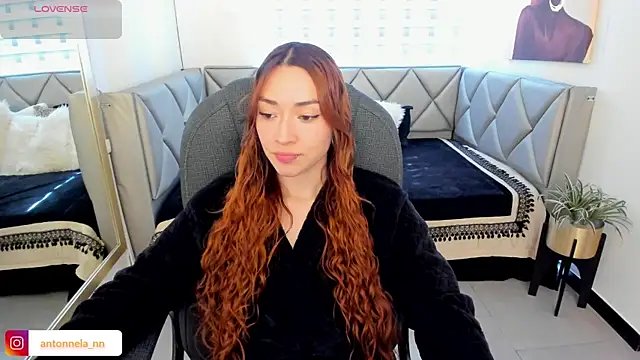 Snapshot of _Antonnela_ chatting on May 2026 07:42:02 PM Antonnela online show from May 2026 07:42:02 PM