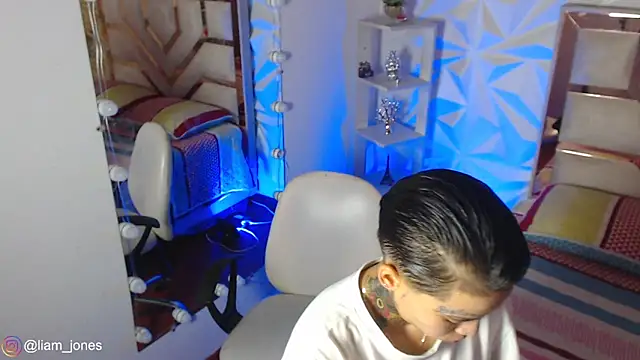 Jonesliam23 online show from April 2026 07:25:01 PM