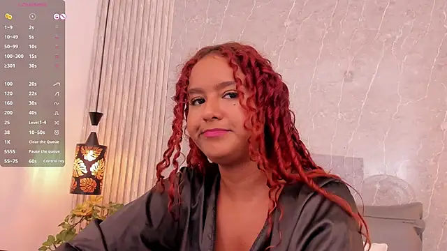 Snapshot of Sophiee_Velvet chatting on March 2025 06:00:01 PM Sophiee Velvet online show from March 2025 06:00:01 PM