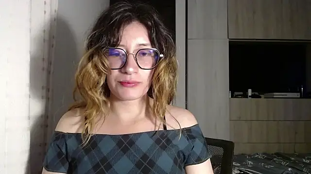 Snapshot of mariana124- chatting on December 2024 05:40:02 PM mariana124- online show from December 2024 05:40:02 PM