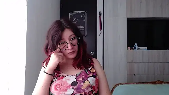 Snapshot of mariana124- chatting on February 2025 06:51:01 PM mariana124- online show from February 2025 06:51:01 PM