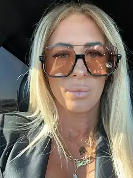 Snapshot of blondiluvsanal chatting on January 2026 06:44:02 PM blondiluvsanal online show from January 2026 06:44:02 PM