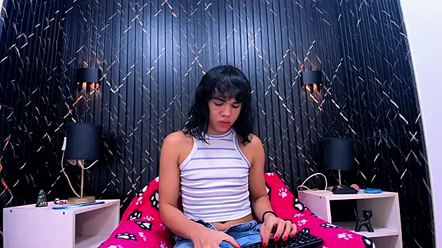 Snapshot of AndreaGil_ chatting on October 2025 01:21:01 PM AndreaGil online show from October 2025 01:21:01 PM