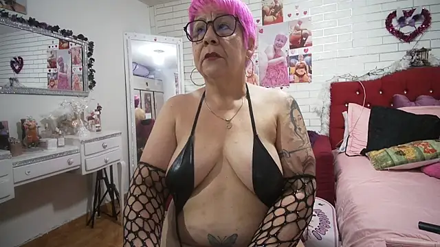 Snapshot of maturehot_65 chatting on November 2025 11:05:01 PM maturehot 65 online show from November 2025 11:05:01 PM