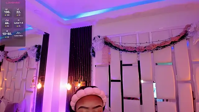 mia schwarz online show from December 2025 10:28:02 PM