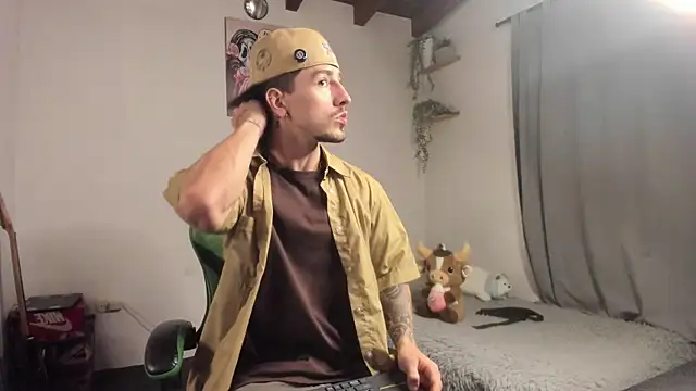 Snapshot of Valentino_Xander chatting on February 2026 04:27:02 AM Valentino Xander online show from February 2026 04:27:02 AM