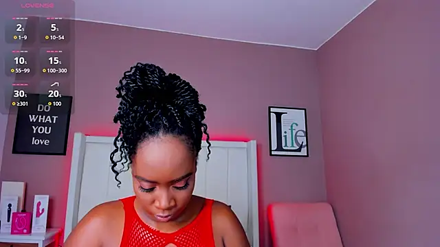 Snapshot of Britanymooree chatting on December 2025 08:02:02 PM Britanymooree online show from December 2025 08:02:02 PM