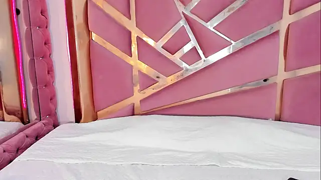 Britanymooree online show from April 2026 09:39:33 PM