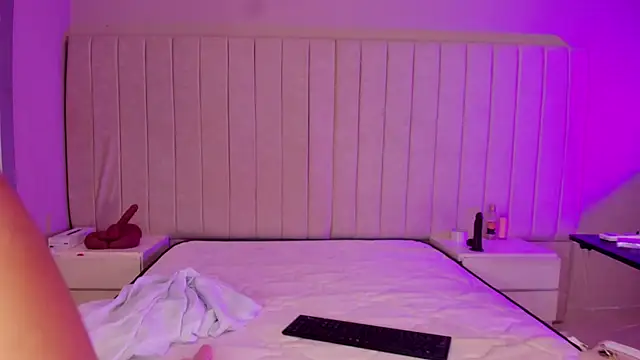 Littleolivia  online show from January 2026 12:53:02 PM