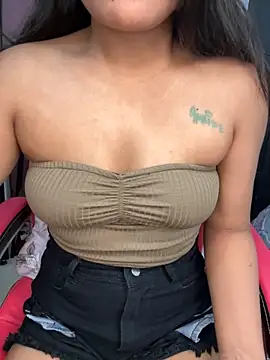 LeisyXO online show from November 2025 05:36:02 PM