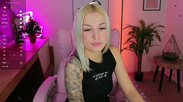 Snapshot of Crystal_Barbie chatting on December 2024 08:06:02 PM Crystal Barbie online show from December 2024 08:06:02 PM