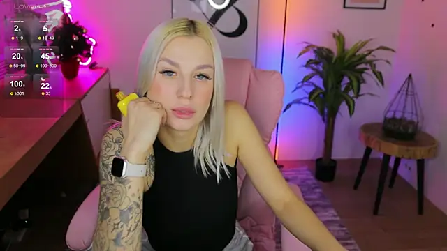 Snapshot of Crystal_Barbie chatting on December 2024 02:27:01 AM Crystal Barbie online show from December 2024 02:27:01 AM