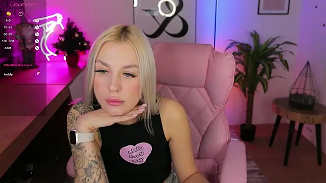 Snapshot of Crystal_Barbie chatting on December 2024 11:19:02 PM Crystal Barbie online show from December 2024 11:19:02 PM