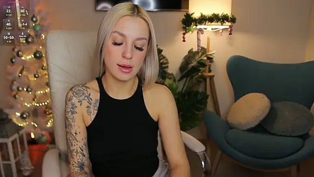 Snapshot of Crystal_Barbie chatting on December 2024 11:58:01 PM Crystal Barbie online show from December 2024 11:58:01 PM