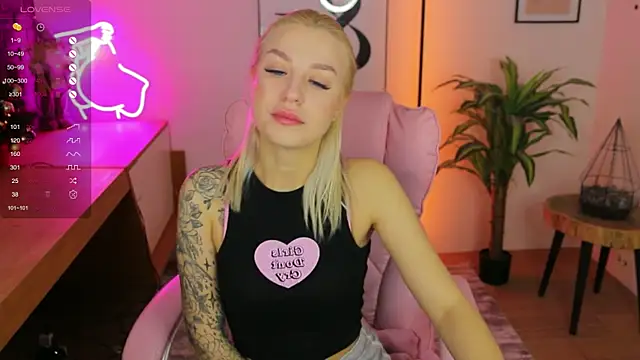 Snapshot of Crystal_Barbie chatting on December 2024 07:41:02 PM Crystal Barbie online show from December 2024 07:41:02 PM