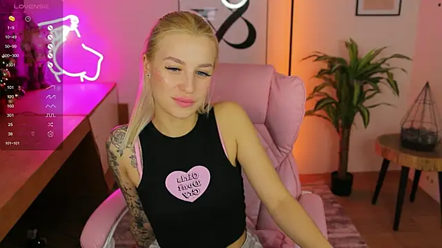 Snapshot of Crystal_Barbie chatting on December 2024 01:49:01 AM Crystal Barbie online show from December 2024 01:49:01 AM