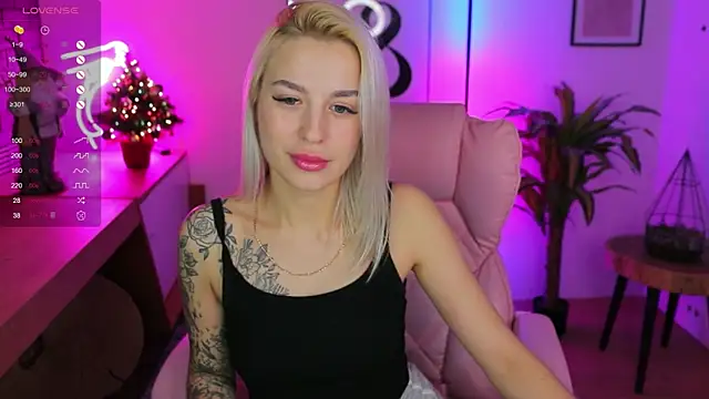 Snapshot of Crystal_Barbie chatting on January 2025 11:55:01 PM Crystal Barbie online show from January 2025 11:55:01 PM